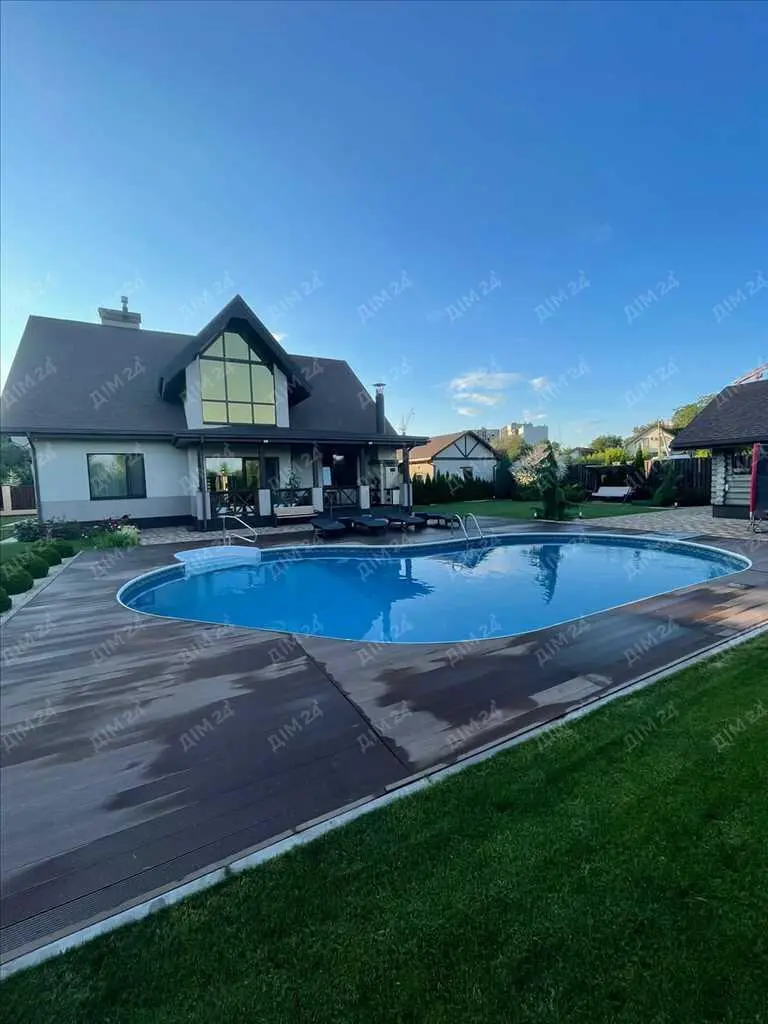 Розкішний будинок в центральній частині міста!