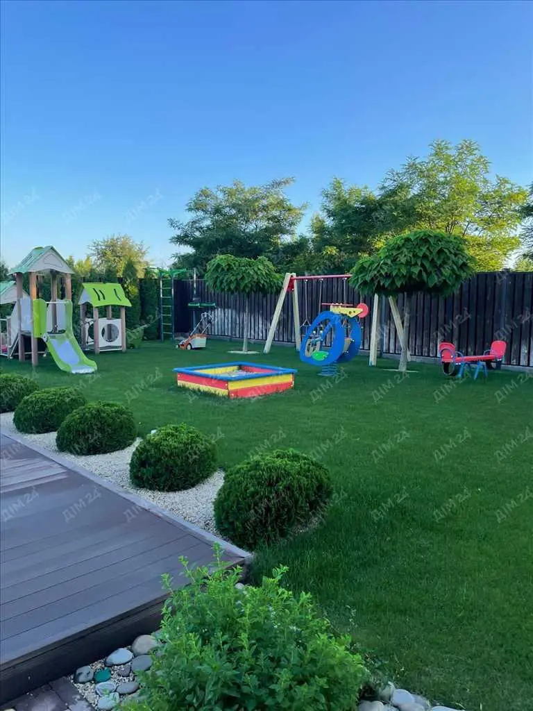 Розкішний будинок в центральній частині міста!