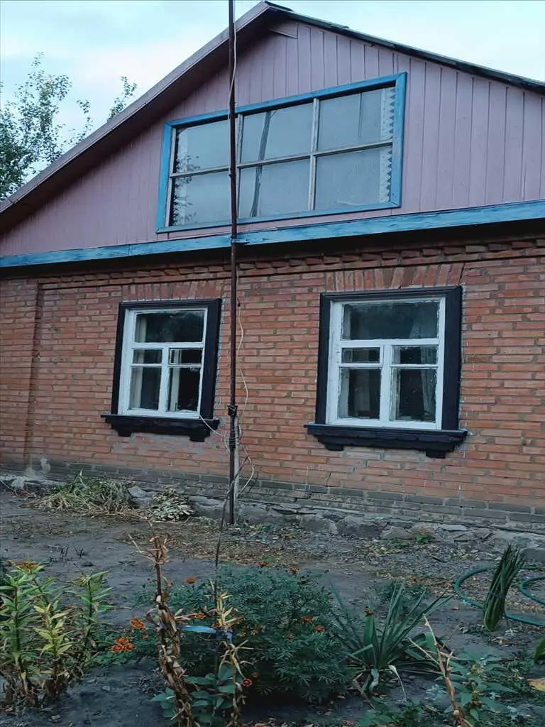 Будинок в оточенні лісу!