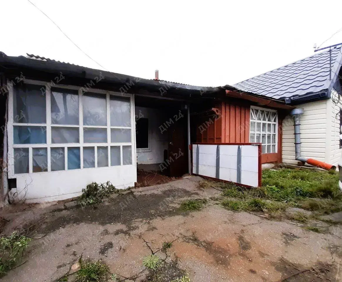 Поділ. Частина будинку з власним подвір`ям.