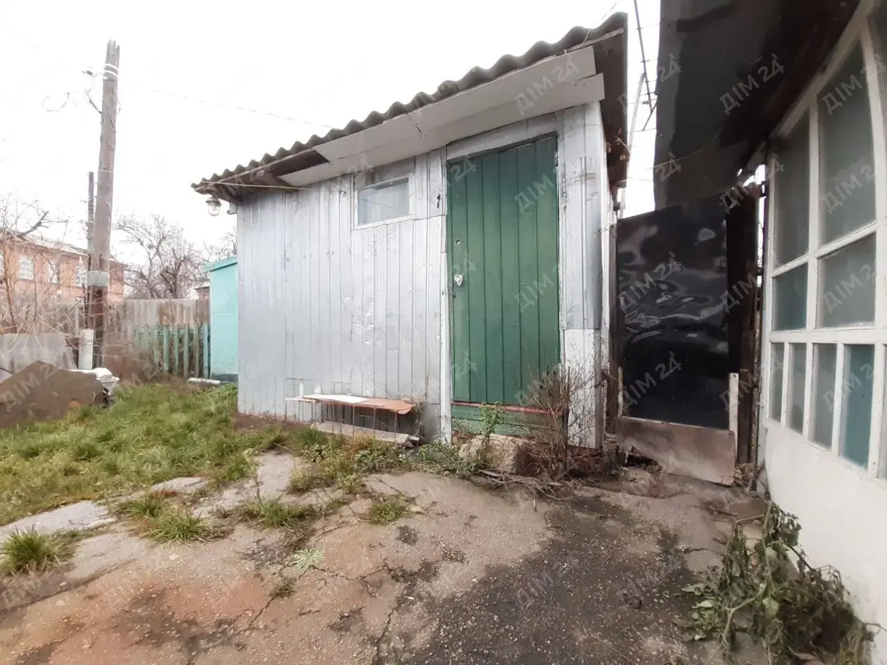 Поділ. Частина будинку з власним подвір`ям.