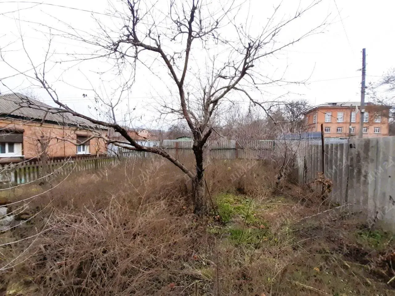 Поділ. Частина будинку з власним подвір`ям.