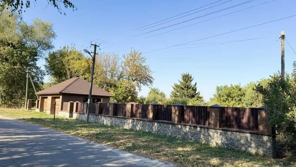 Продаж земельної ділянки під забудову неподалік річки в Петрівці 