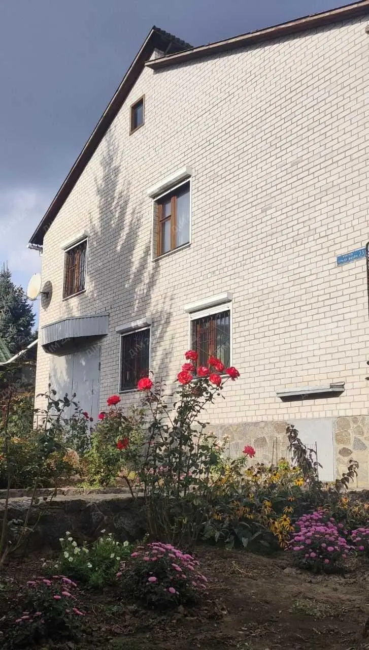 Просторий будинок в центральній частині міста.