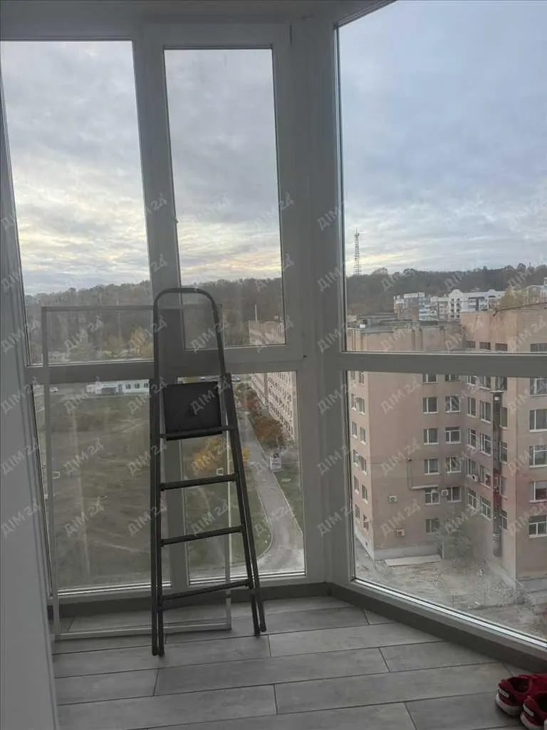 Простора дворівнева квартира з ремонтом на Леваді