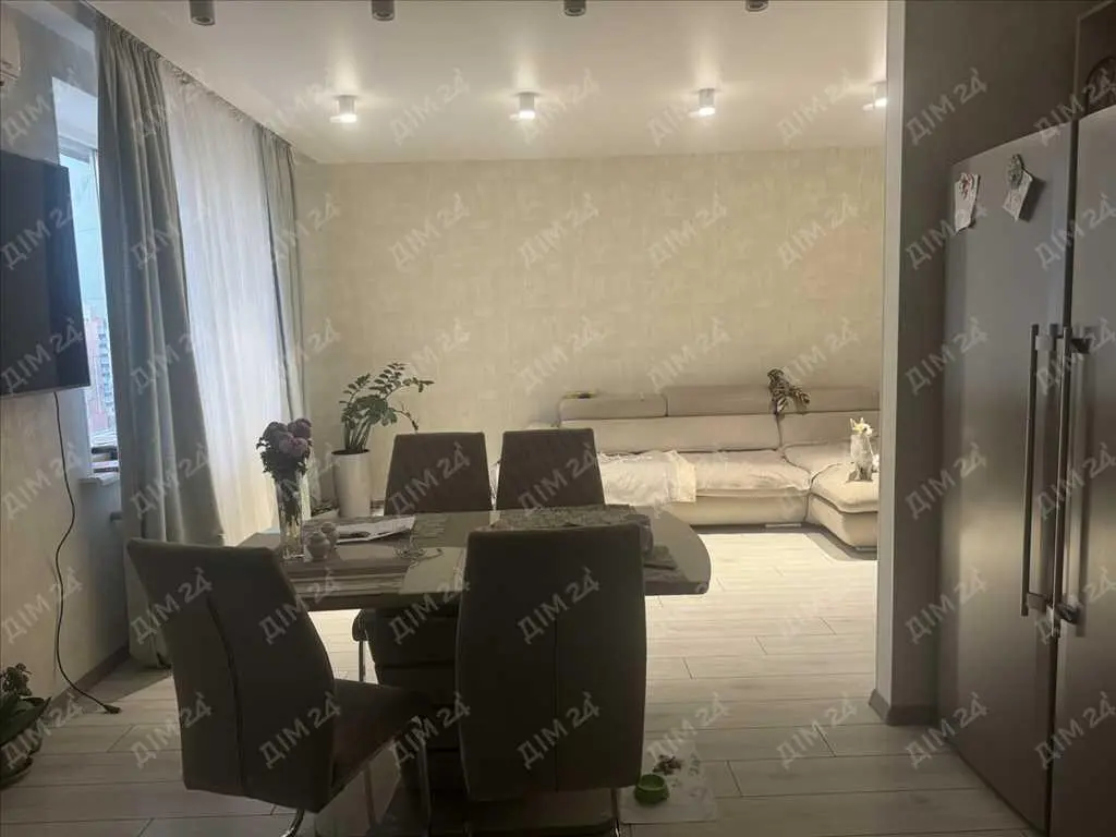 Простора дворівнева квартира з ремонтом на Леваді