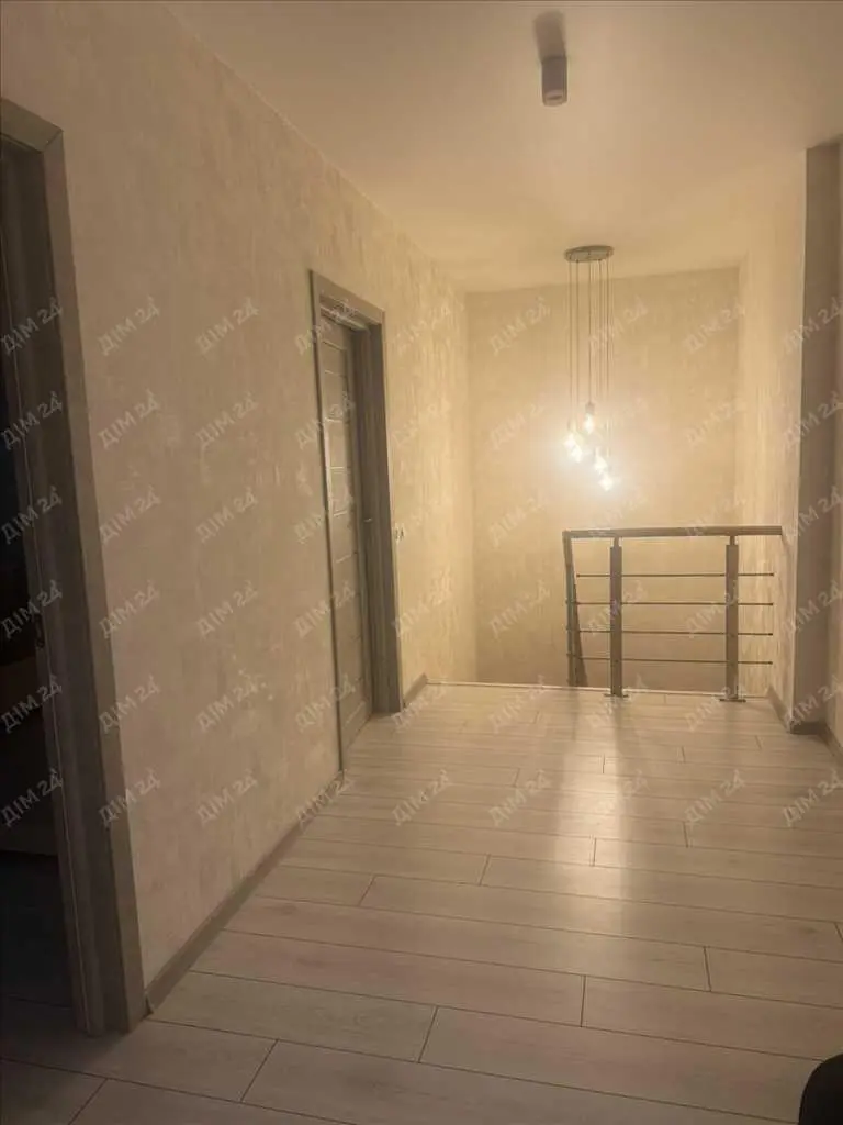 Простора дворівнева квартира з ремонтом на Леваді