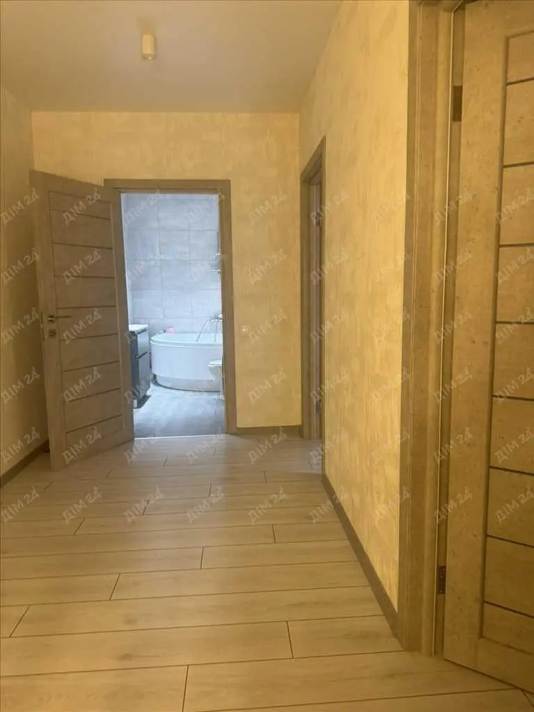 Простора дворівнева квартира з ремонтом на Леваді