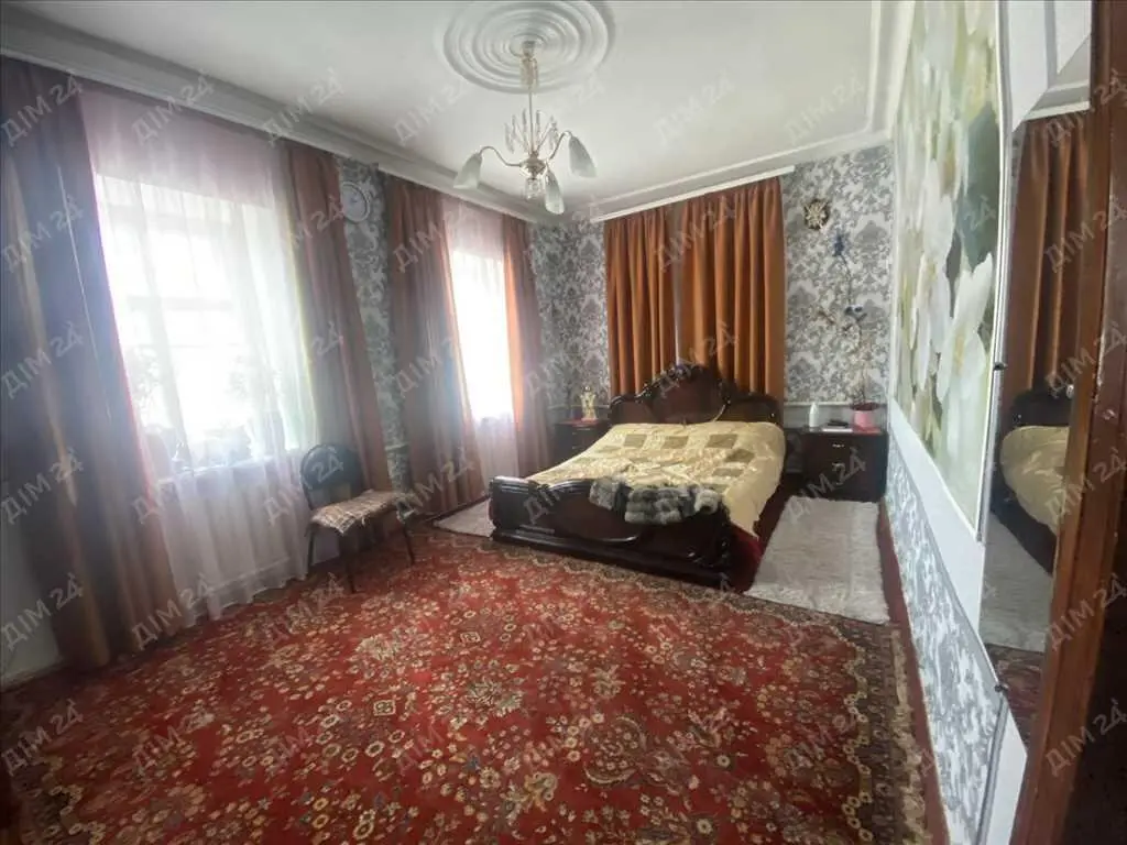 Затишний цегляний будинок з окремою ділянкою.