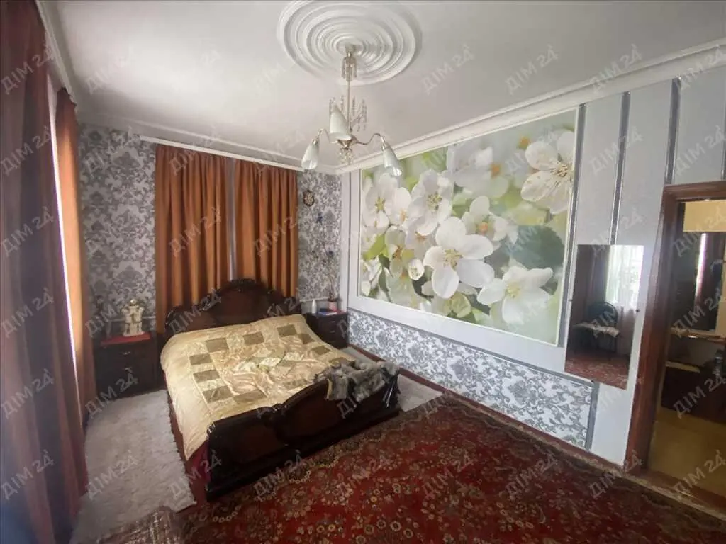 Затишний цегляний будинок з окремою ділянкою.