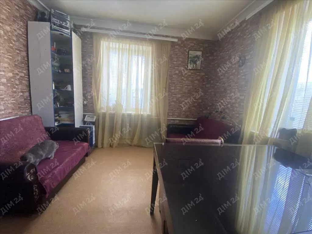 Затишний цегляний будинок з окремою ділянкою.