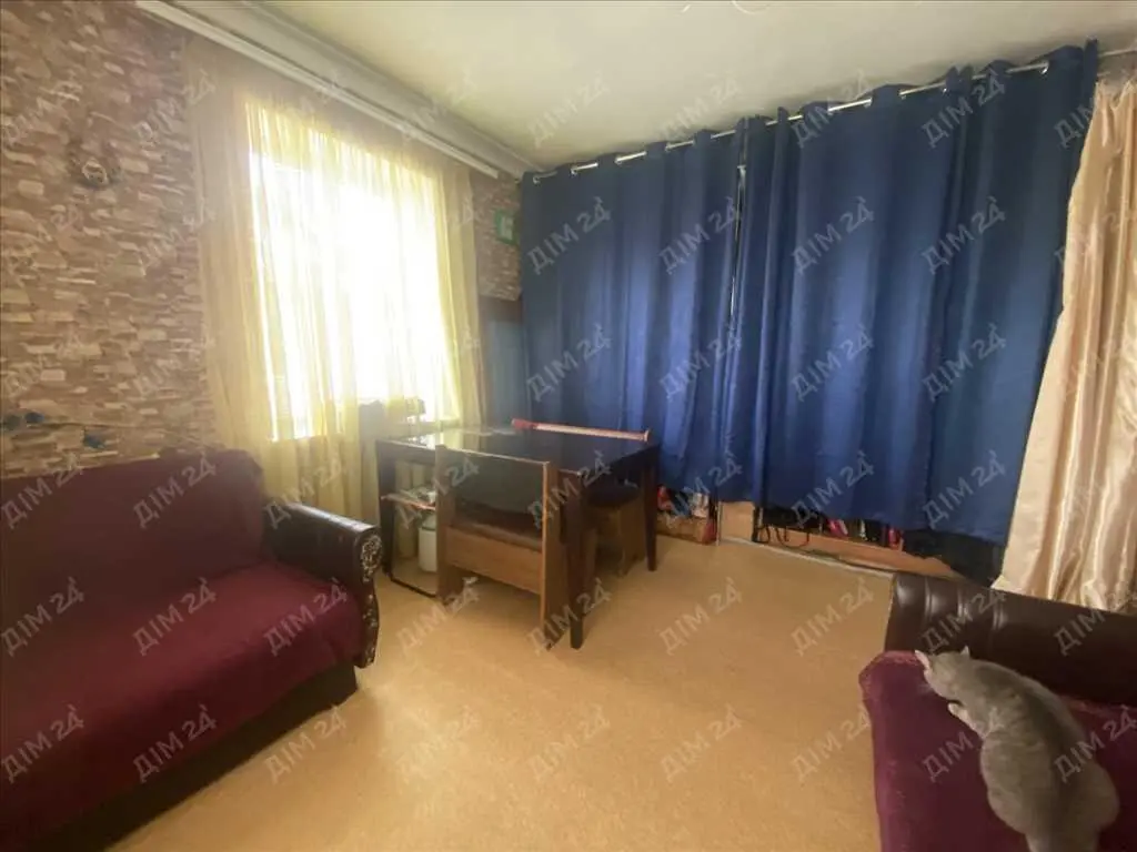 Затишний цегляний будинок з окремою ділянкою.