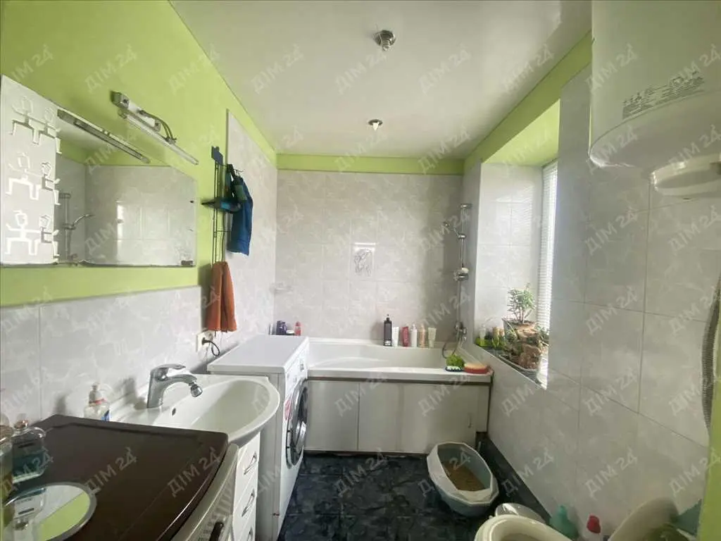 Затишний цегляний будинок з окремою ділянкою.