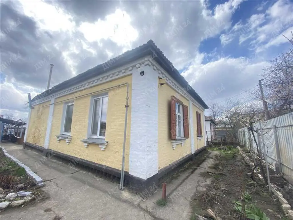 Затишний цегляний будинок з окремою ділянкою.