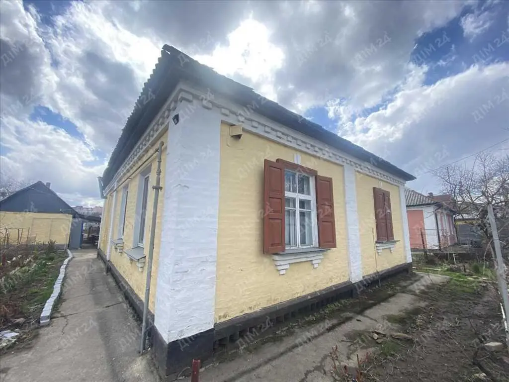 Затишний цегляний будинок з окремою ділянкою.