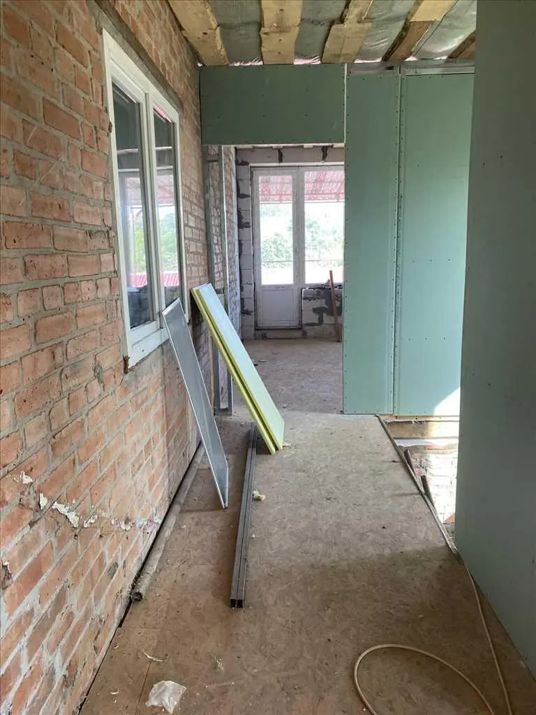 Новий будинок в центральній частині міста.