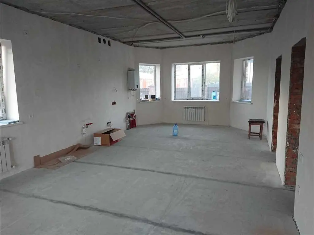 Цегляний будинок з комунікаціями