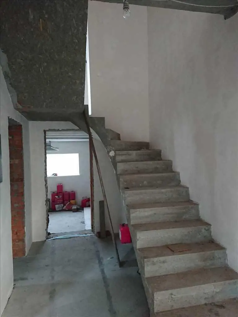 Цегляний будинок з комунікаціями