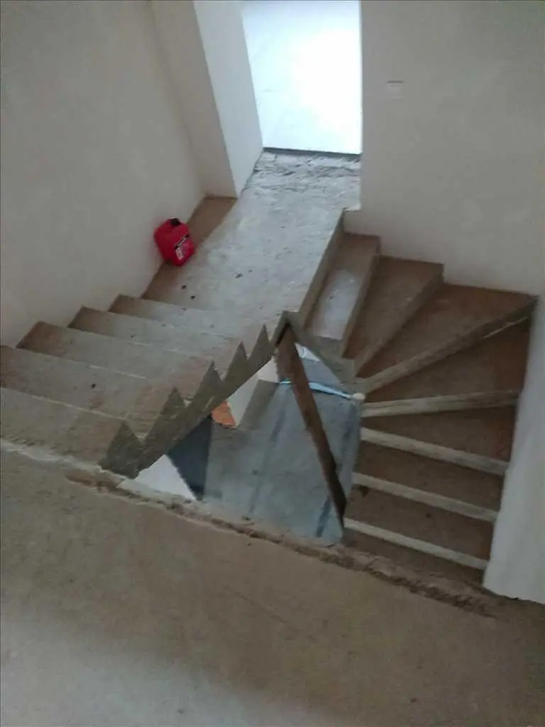 Цегляний будинок з комунікаціями