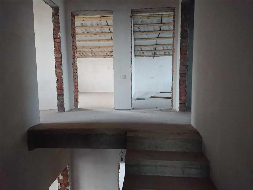 Цегляний будинок з комунікаціями