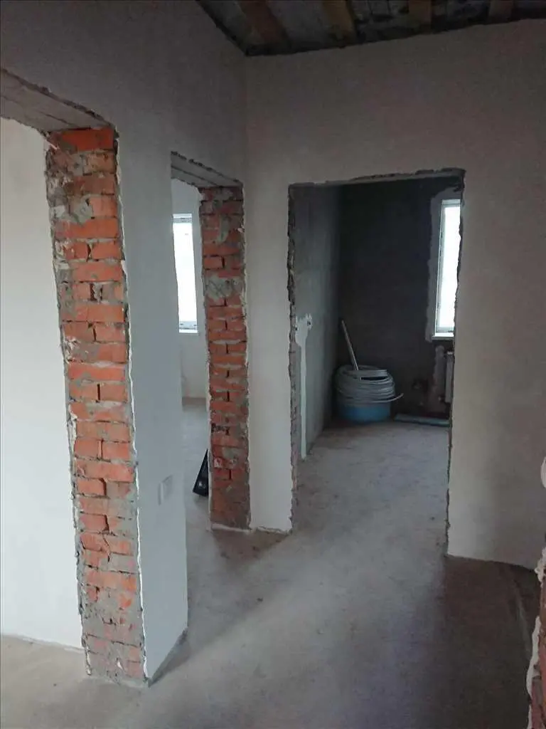 Цегляний будинок з комунікаціями