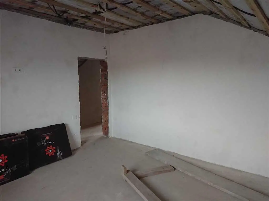 Цегляний будинок з комунікаціями