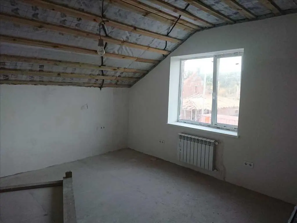 Цегляний будинок з комунікаціями