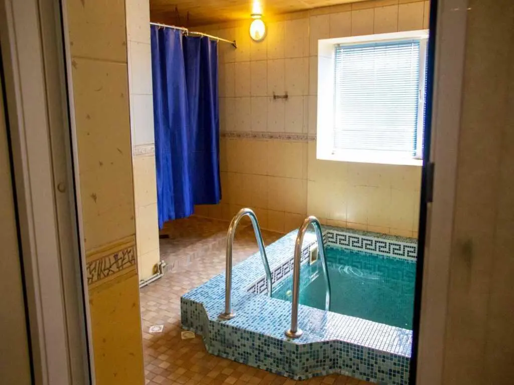 Просторий будинок в передмісті