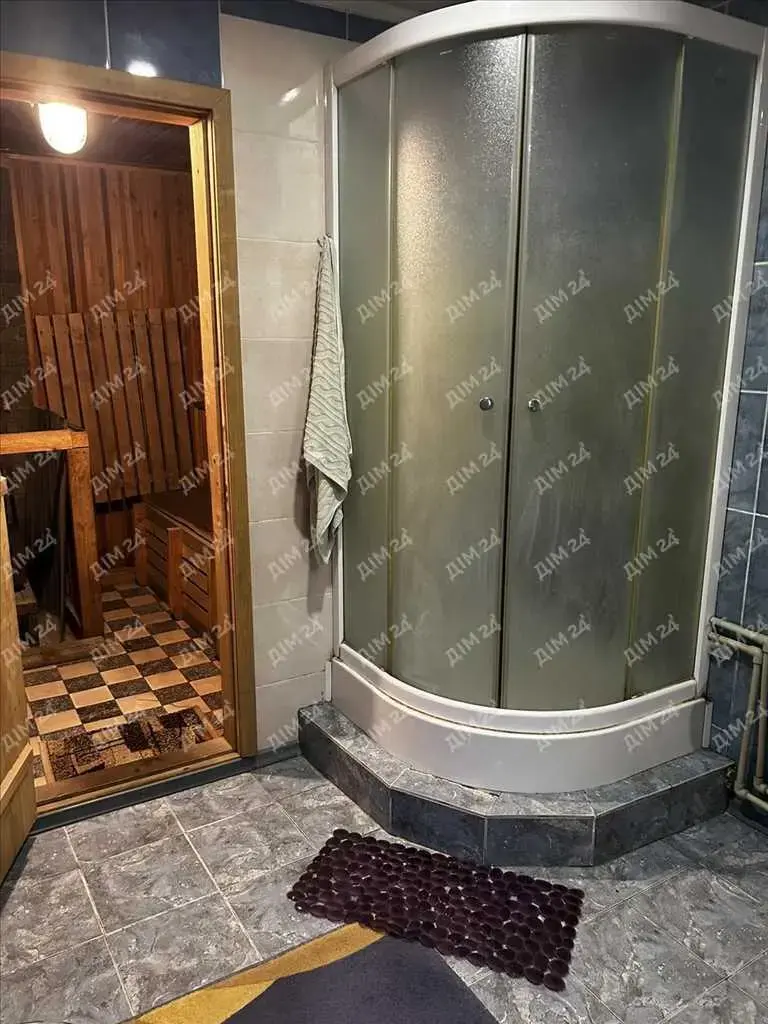 Сосни на ділянці, річка та пляж за воротами. Пошук закінчено!