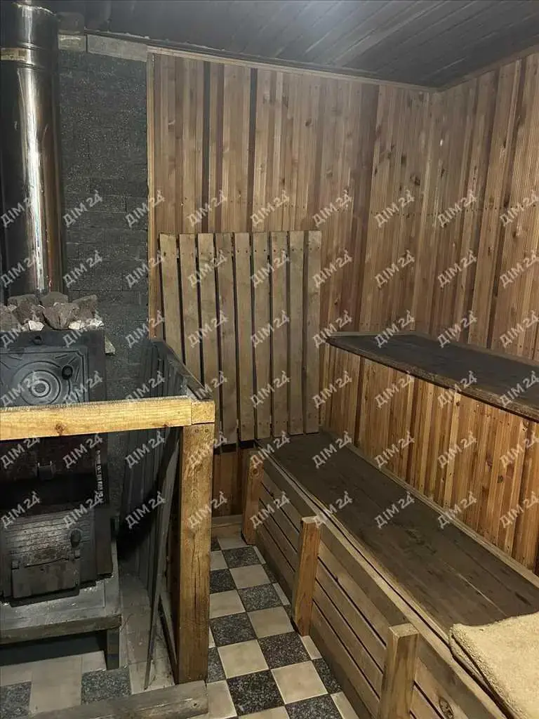 Сосни на ділянці, річка та пляж за воротами. Пошук закінчено!