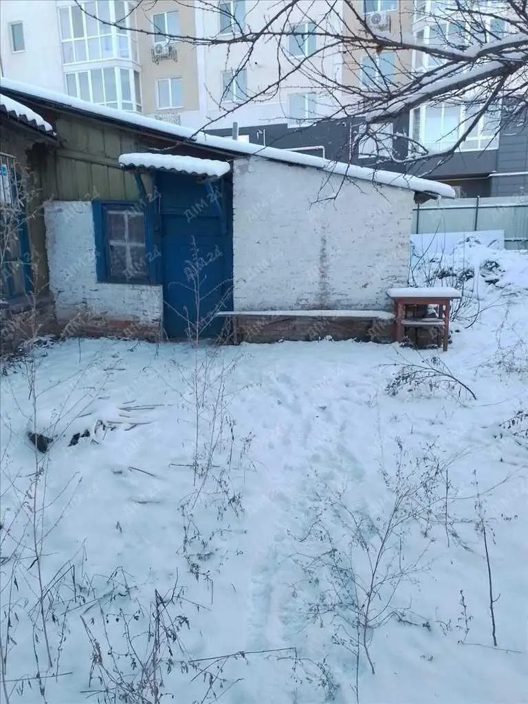 Частина будинку поруч із сучасними новобудовами.