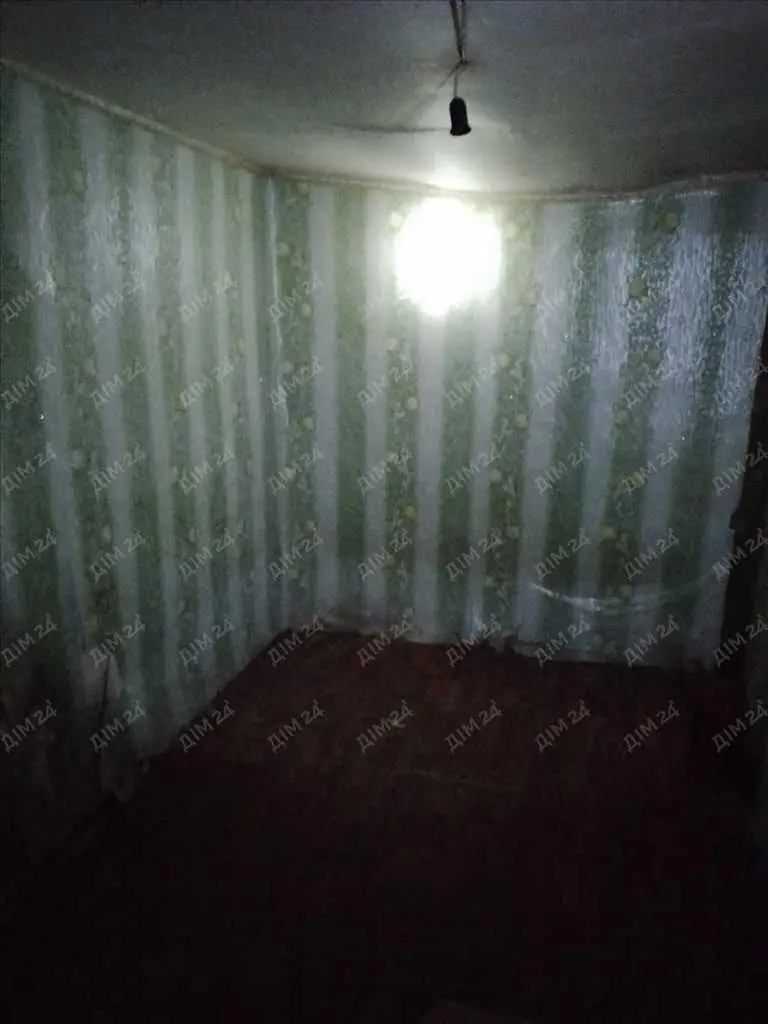 Частина будинку поруч із сучасними новобудовами.