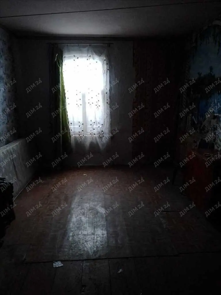 Частина будинку поруч із сучасними новобудовами.