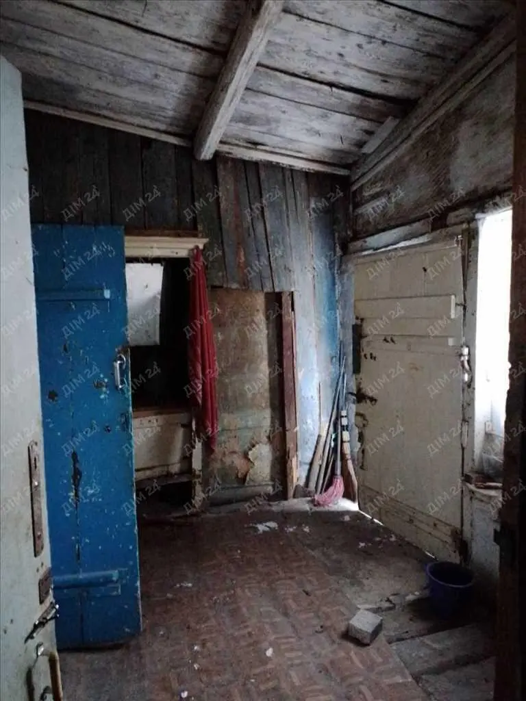 Частина будинку поруч із сучасними новобудовами.