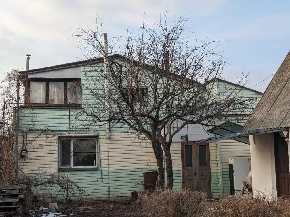 Окремий будинок біля річки