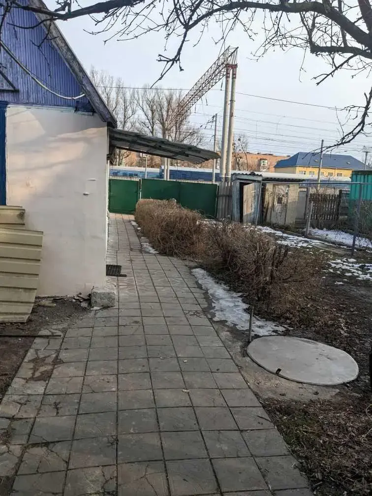 Окремий будинок біля річки