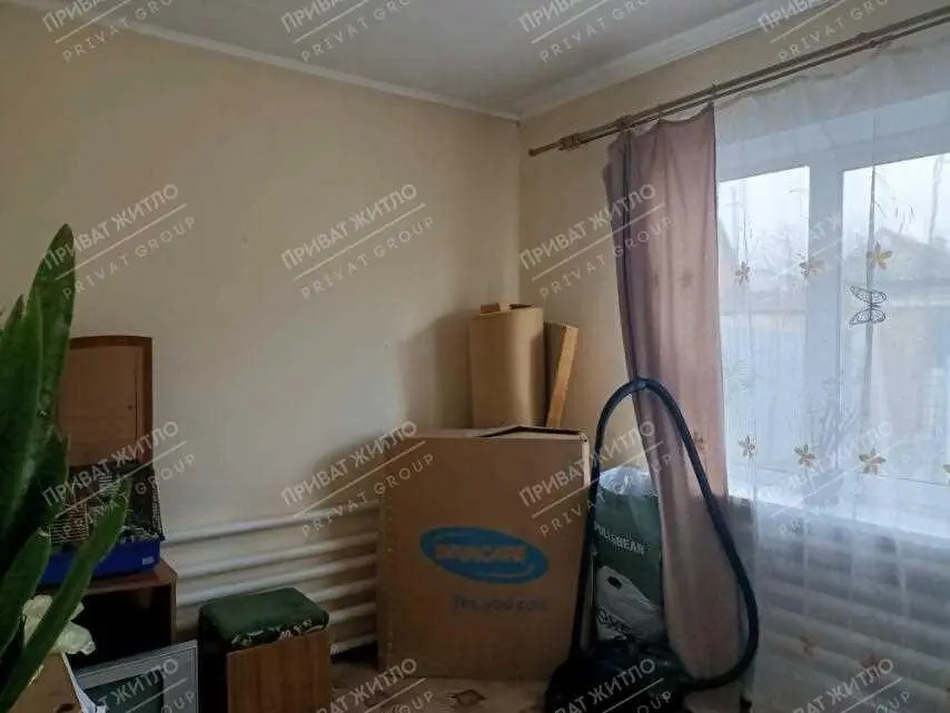 Частина будинку з окремим двором біля річки.