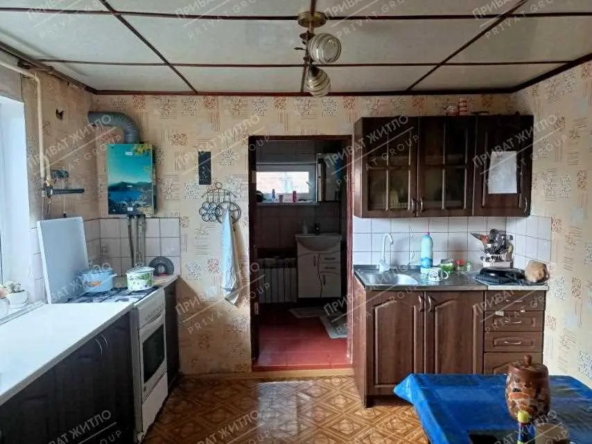 Частина будинку з окремим двором біля річки.