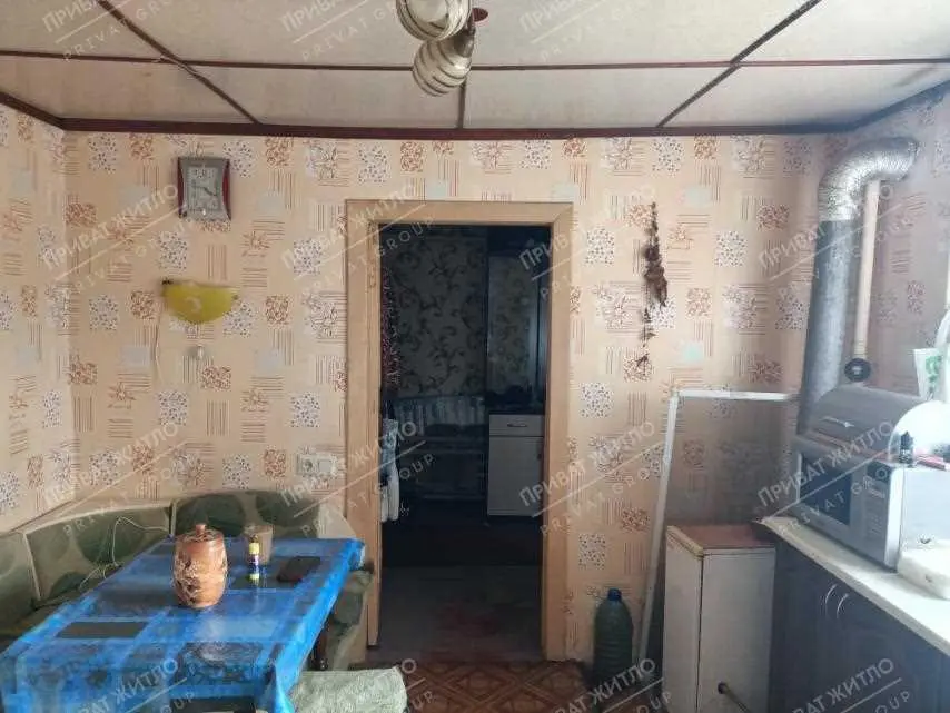 Частина будинку з окремим двором біля річки.