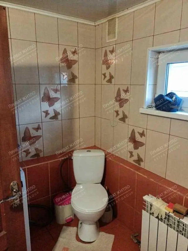 Частина будинку з окремим двором біля річки.