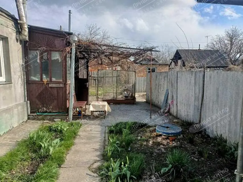 Частина будинку з окремим двором біля річки.