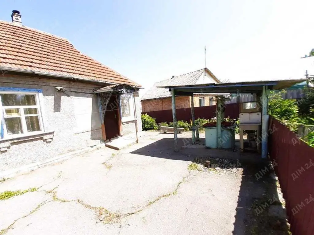 Доглянутий будинок з комунікаціями. 