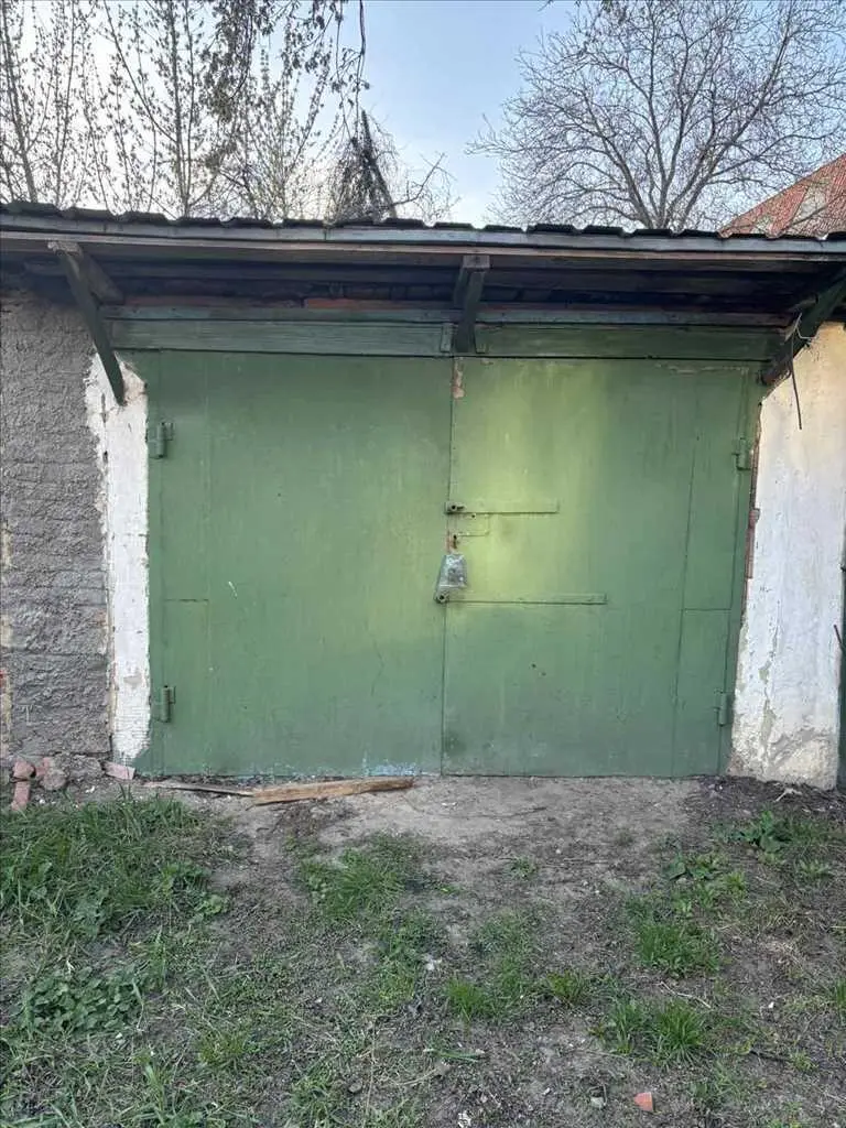 Цегляний гараж в центрі міста.