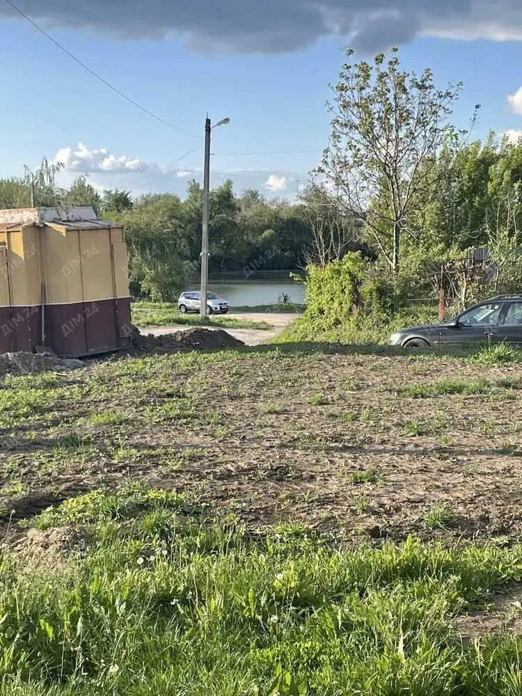 Окремий будинок в центрі Рибців.