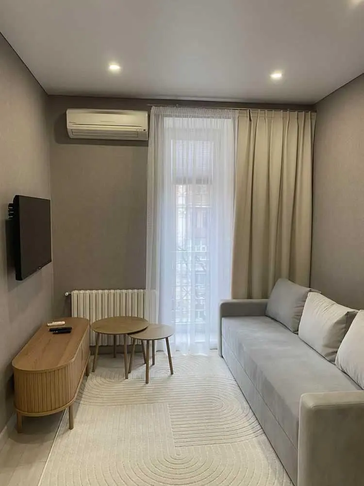 Двокімнатна квартира навпроти Листопаду!