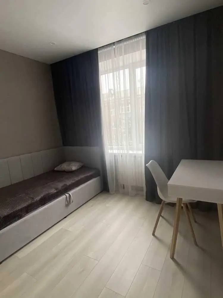 Двокімнатна квартира навпроти Листопаду!