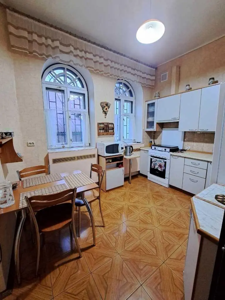 Триповерховий будинок у центрі Полтави!