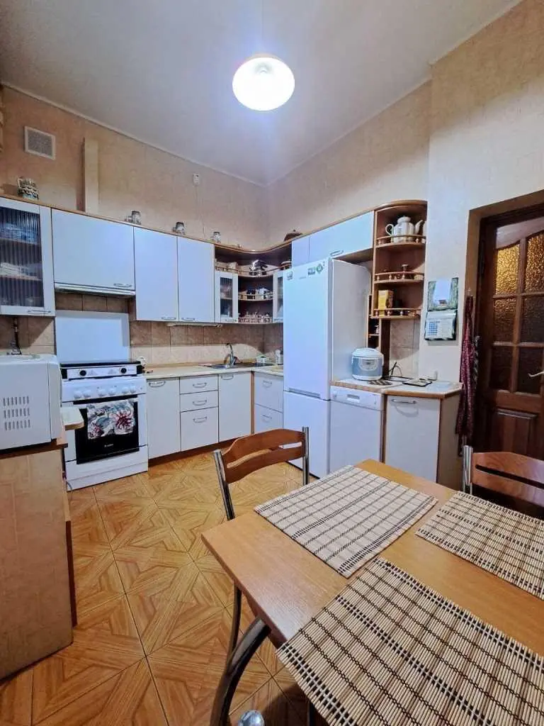 Триповерховий будинок у центрі Полтави!