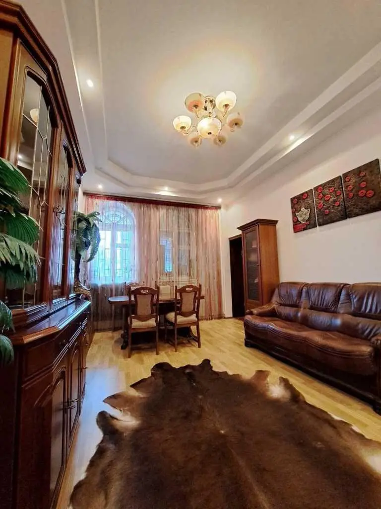 Триповерховий будинок у центрі Полтави!