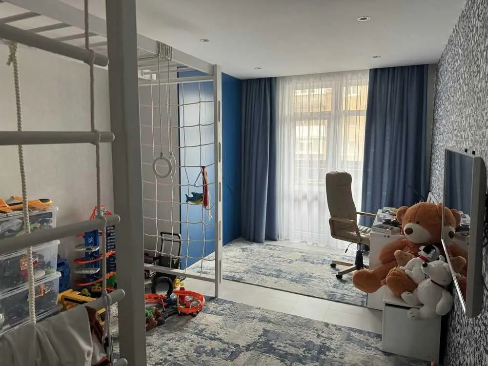 Розкіш та комфорт: Дизайнерська квартира на Стрітенській!